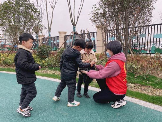 捡树叶中六
